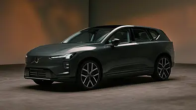 Der Volvo EX60 steht in Studioumgebung, von vorne links fotografiert. - Foto: Volvo