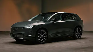 Der Volvo EX60 steht in Studioumgebung, von vorne links fotografiert. - Foto: Volvo