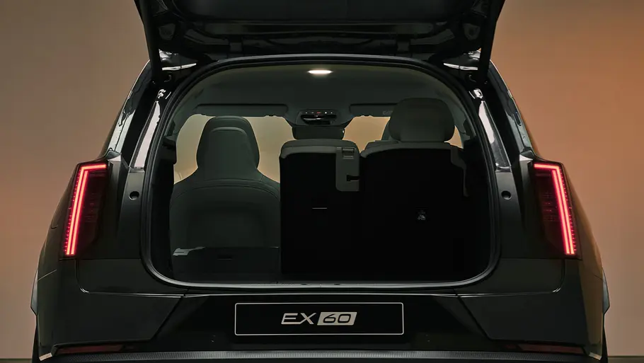 Volvo EX60 Der geöffnete Kofferraum des Volvo EX60.