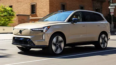 Volvo EX90 (2024); fahrend; SUV; Außenansicht; Frontansicht - Foto: Volvo