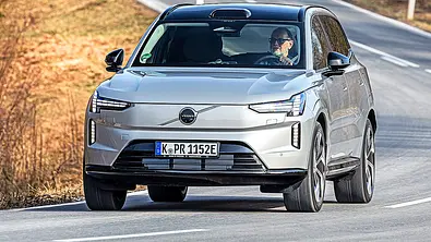 Blick von vorne auf den fahrenden Volvo EX90. - Foto: Frank Ratering