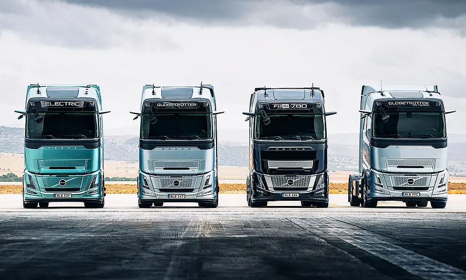 Blick von vorne auf eine Gruppe von Volvo FH (2024).