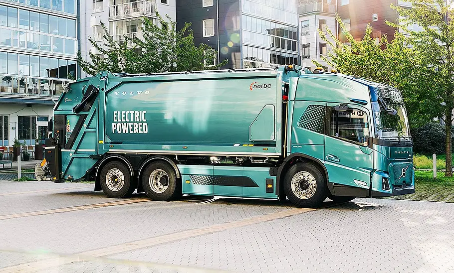 Blick von schräg vorne auf einen Volvo FH (2024) als Müllfahrzeug.