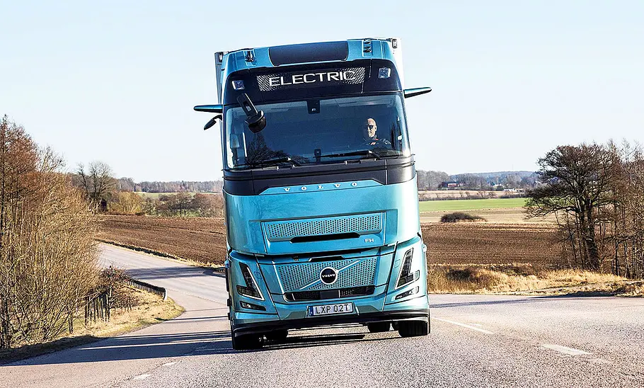 Blick von vorne auf einen fahrenden Volvo FH (2024).