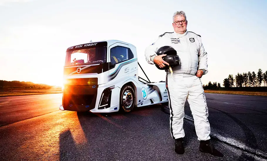 Blich von schräg vorne auf den Volvo The Iron Knight, davor posiert der Rennfahrer Boije Ovebrink