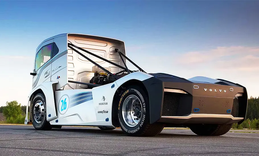 Blich von schräg hinten auf den Volvo The Iron Knight