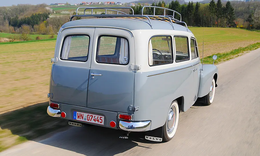 Volvo PV445 Duett Heckansicht fahrend