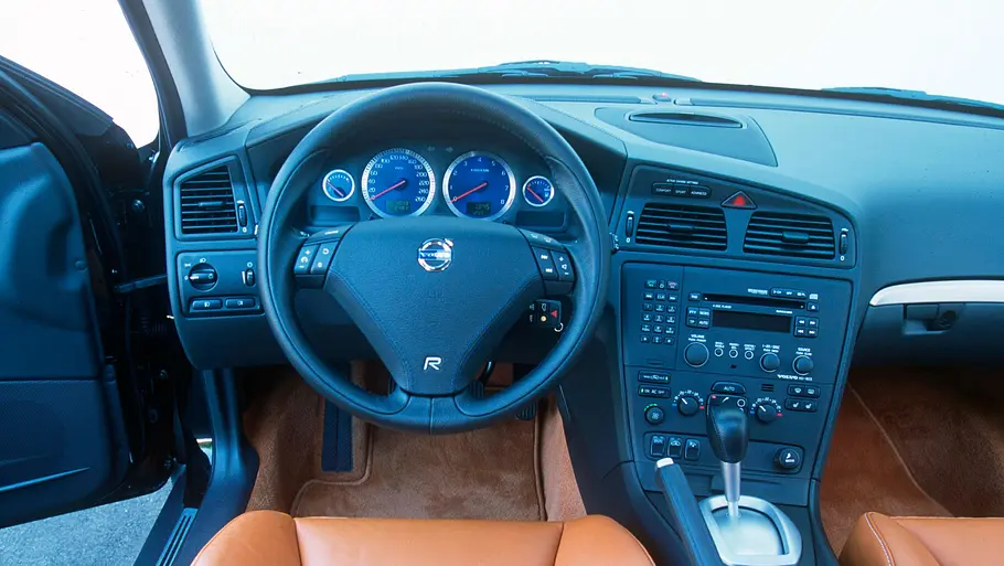 Das Cockpit des Volvo V70 R.