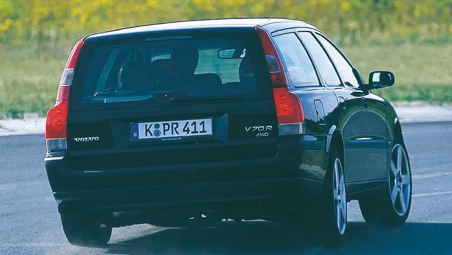 Volvo V70 R fahrend von schräg hinten fotografiert. 