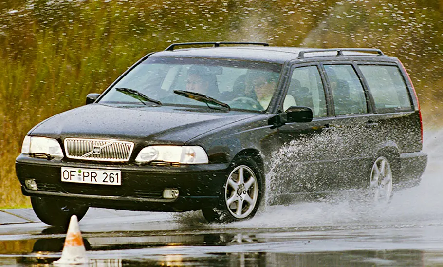 Volvo V70 fahrend von schräg vorne fotografiert.
