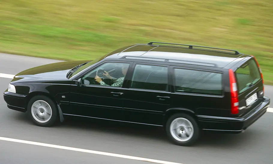 Volvo V70 fahrend von schräg oben hinten fotografiert.