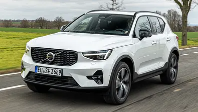 Der Volvo XC40 fahrend von schräg vorne fotografiert.  - Foto: Frank Ratering