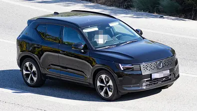 Volvo XC40 Erlkönig vor dem Facelift 2027, fotografiert von schräg vorne. - Foto: SH Proshots Volvo XC40 Erlkönig vor dem Facelift 2027, fotografiert von schräg vorne. - Foto: SH Proshots