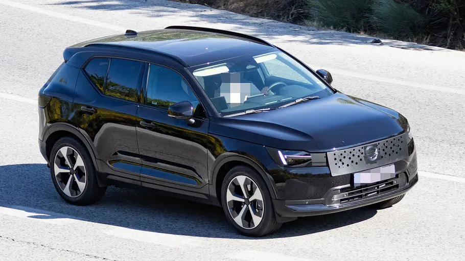Volvo XC40 Erlkönig vor dem Facelift 2027 Volvo XC40 Erlkönig vor dem Facelift 2027, fotografiert von schräg vorne.