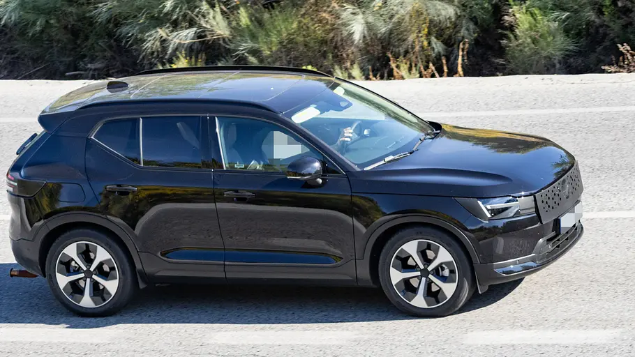 Volvo XC40 Erlkönig vor dem Facelift 2027 Volvo XC40 Erlkönig vor dem Facelift 2027, fotografiert von der Seite.