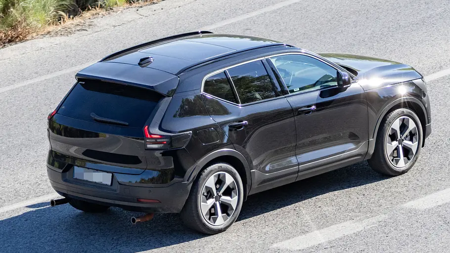 Volvo XC40 Erlkönig vor dem Facelift 2027 Volvo XC40 Erlkönig vor dem Facelift 2027, fotografiert von schräg hinten.