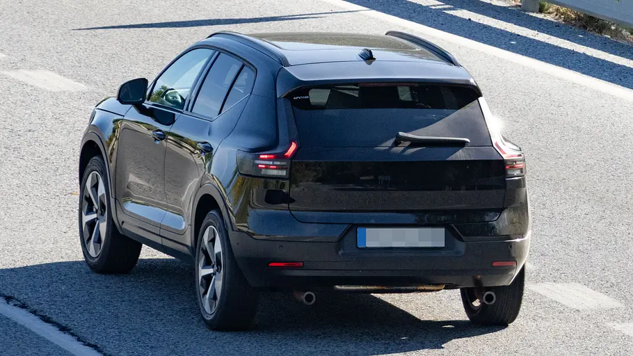 Volvo XC40 Erlkönig vor dem Facelift 2027 Volvo XC40 Erlkönig vor dem Facelift 2027, fotografiert von hinten.