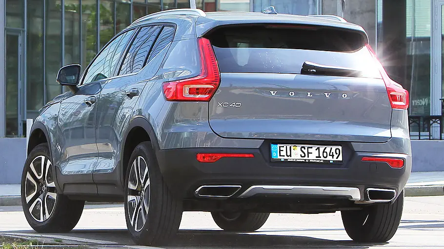 Volvo XC40 Der Volvo XC40 fahrend von hinten fotografiert.