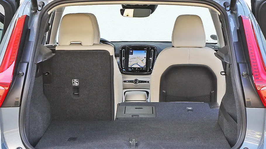 Volvo XC40 Der Kofferraum des Volvo XC40, die Rücksitzlehne ist im Verhältnis 2:3 umgeklappt.
