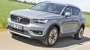 Der Volvo XC40 fahrend von schräg vorne fotografiert. - Foto: Niklas Gotta