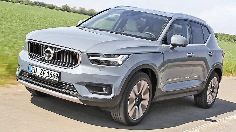 Volvo XC40 Der Volvo XC40 fahrend von schräg vorne fotografiert.