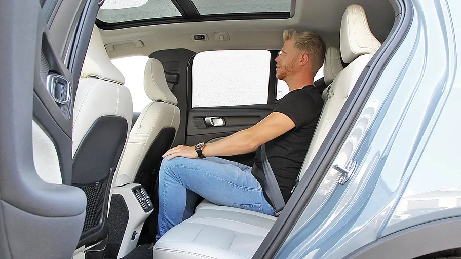 Volvo XC40 Die Rücksitzbank im Volvo XC40, ein erwachsener Mann sitzt zur Referenz auf ihr.