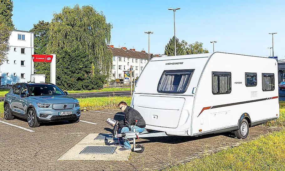 Volvo XC40 Recharge Pure Electric Twin Motor mit Weinsberg CaraCito 450 FU Volvo XC40 Recharge Pure Electric Twin Motor mit Weinsberg CaraCito 450 FU