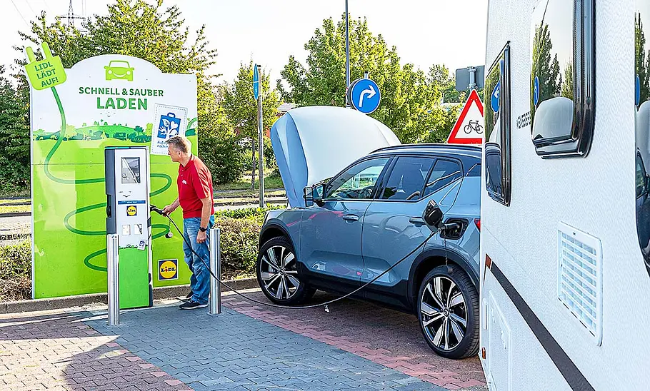 Volvo XC40 Recharge Pure Electric Twin Motor mit Weinsberg CaraCito 450 FU Volvo XC40 Recharge Pure Electric Twin Motor mit Weinsberg CaraCito 450 FU