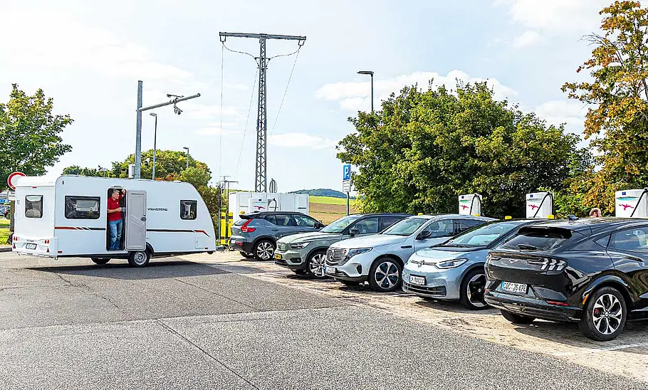 Volvo XC40 Recharge Pure Electric Twin Motor mit Weinsberg CaraCito 450 FU Volvo XC40 Recharge Pure Electric Twin Motor mit Weinsberg CaraCito 450 FU