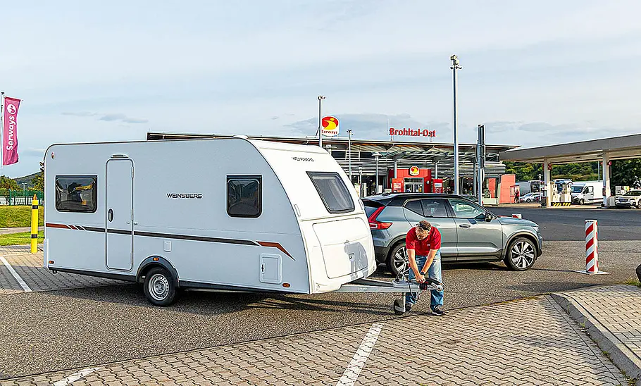 Volvo XC40 Recharge Pure Electric Twin Motor mit Weinsberg CaraCito 450 FU Volvo XC40 Recharge Pure Electric Twin Motor mit Weinsberg CaraCito 450 FU