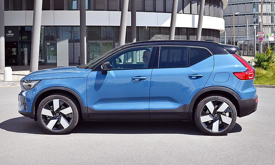 Der Volvo XC40 Recharge Extended Range statisch von der Seite fotografiert.