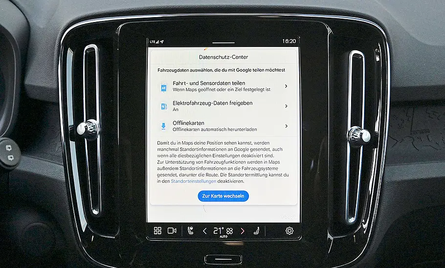 Bild zeigt den Infotainment-Bildschirm des Volvo XC40 Recharge Extended Range nach einem Software-Update.