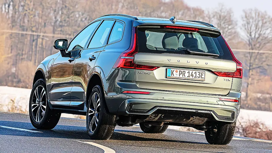 Blick von schräg hinten auf den fahrenden Volvo XC60.