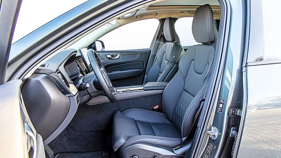 Blick auf die Vordersitze im Innenraum des Volvo XC60.