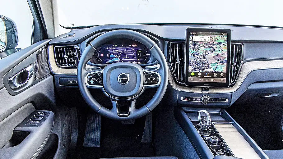 Blick auf die Armaturen im Innenraum des Volvo XC60.