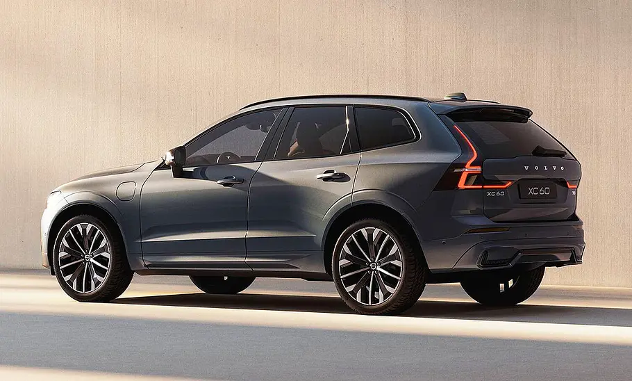 Blick von schräg hinten auf das Volvo XC60 Facelift (2025).