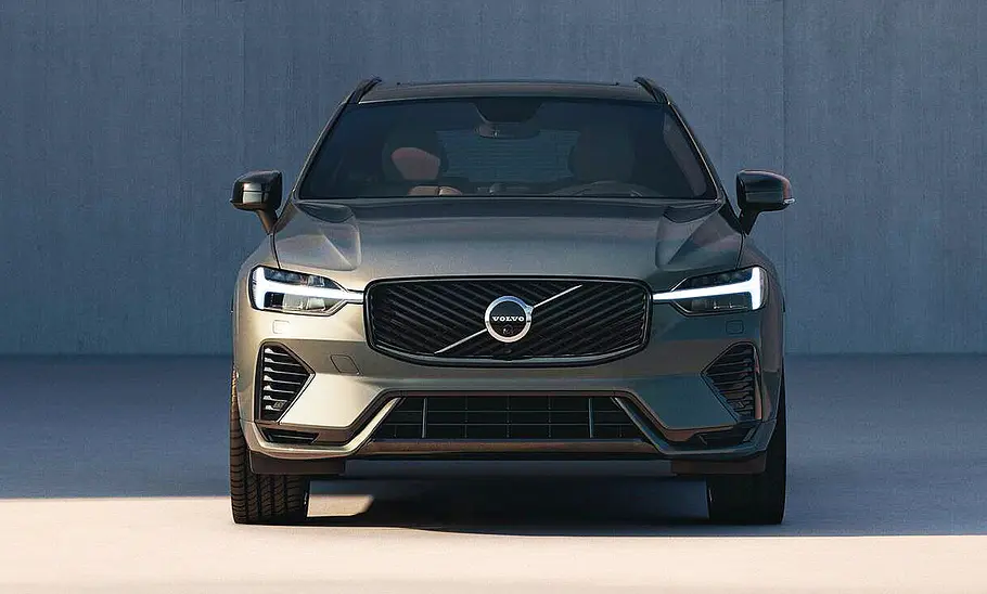 Blick von vorne auf das Volvo XC60 Facelift (2025).