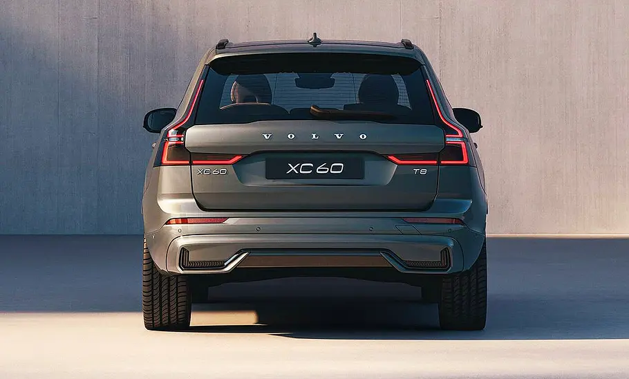 Blick von hinten auf das Volvo XC60 Facelift (2025).