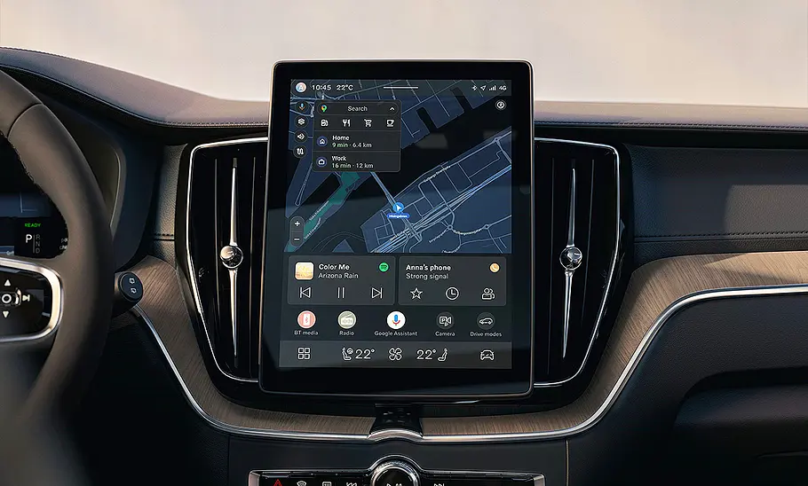 Blick auf das Zentraldisplay im Innenraum des Volvo XC60 Facelift (2025).