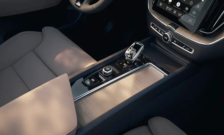 Blick auf den Mittentunnel im Innenraum des Volvo XC60 Facelift (2025).