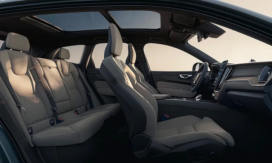 Blick auf die Sitze im Innenraum des Volvo XC60 Facelift (2025).
