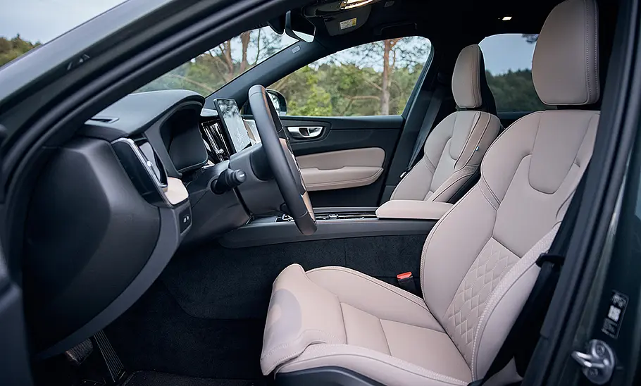 Die Vordersitze im Volvo XC60 (2025).