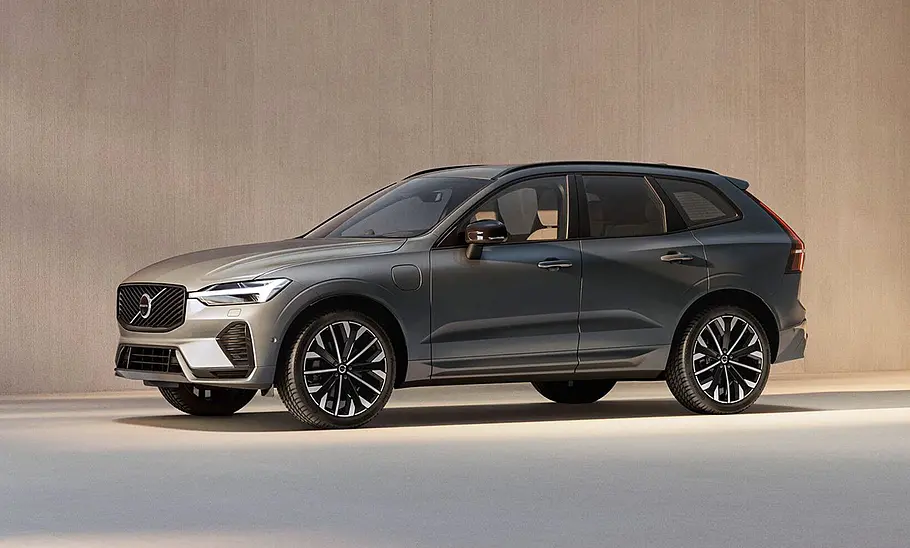Der Volvo XC60 (2025) statisch von schräg vorne fotografiert.