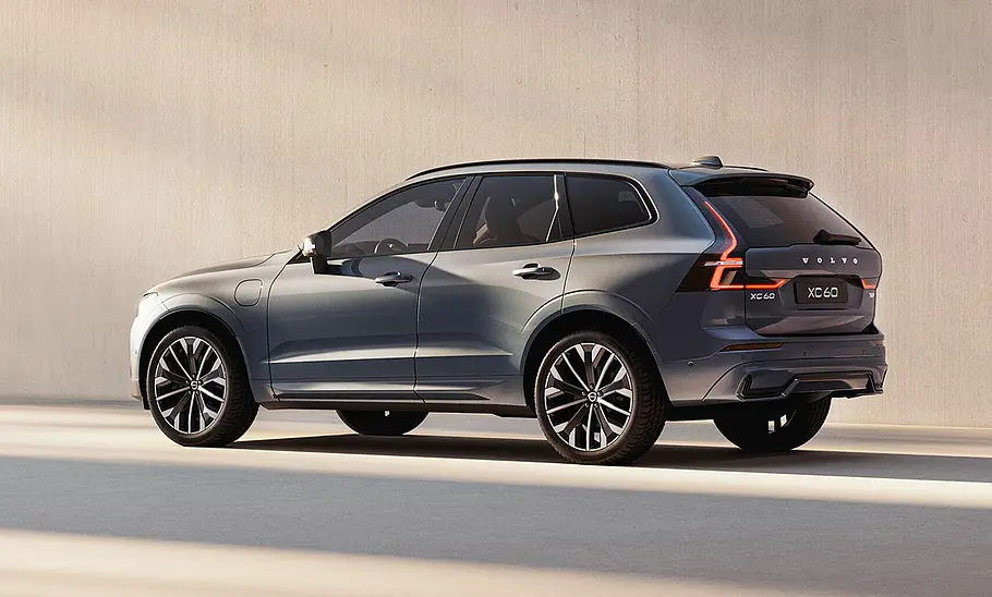 Der Volvo XC60 (2025) statisch von schräg hinten fotografiert.