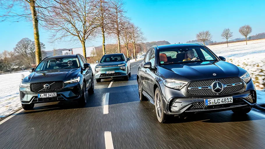 Blick von vorne auf die drei fahrenden Mittelklasse-SUV Volvo XC60, Xpeng G9 und Mercedes GLC.