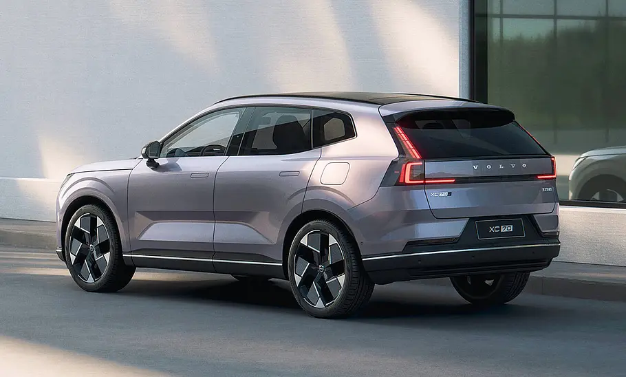 Volvo XC70 (2025) Der Volvo XC70 (2025) stehend von schräg hinten fotografiert.