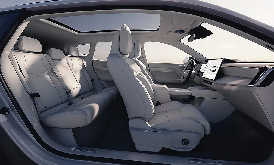 Volvo XC70 (2025) Ein Querschnitt zeigt das Interieur des Volvo XC70 (2025) mit Vorder- und Rücksitzen – die B-Säule fehlt.
