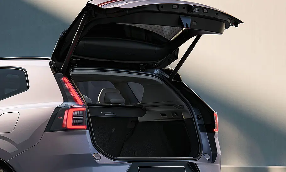 Volvo XC70 (2025) Durch die geöffnete Heckklappe sieht man ansatzweise den Kofferraum des Volvo XC70 (2025).