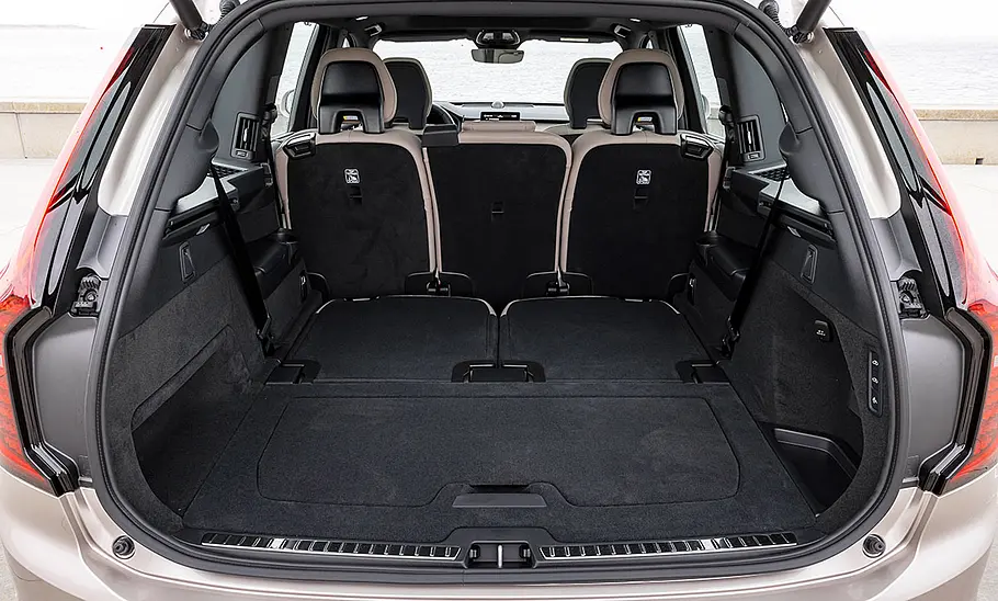 Der Kofferraum des Volvo XC90 Facelift (2024) mit umgelegter dritter Sitzreihe.