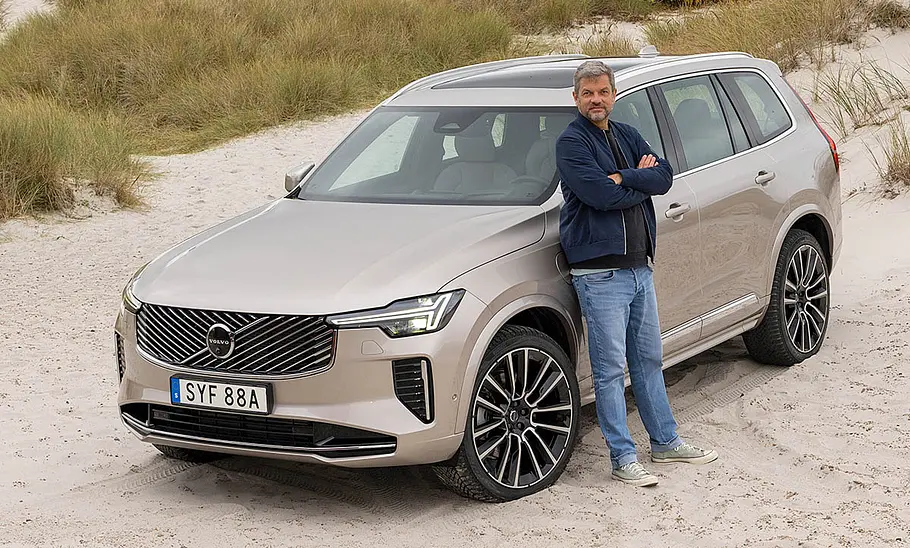 Das Volvo XC90 Facelift (2024) statisch von schräg vorne fotografiert; mit Redakteur Johannes Riegsinger.